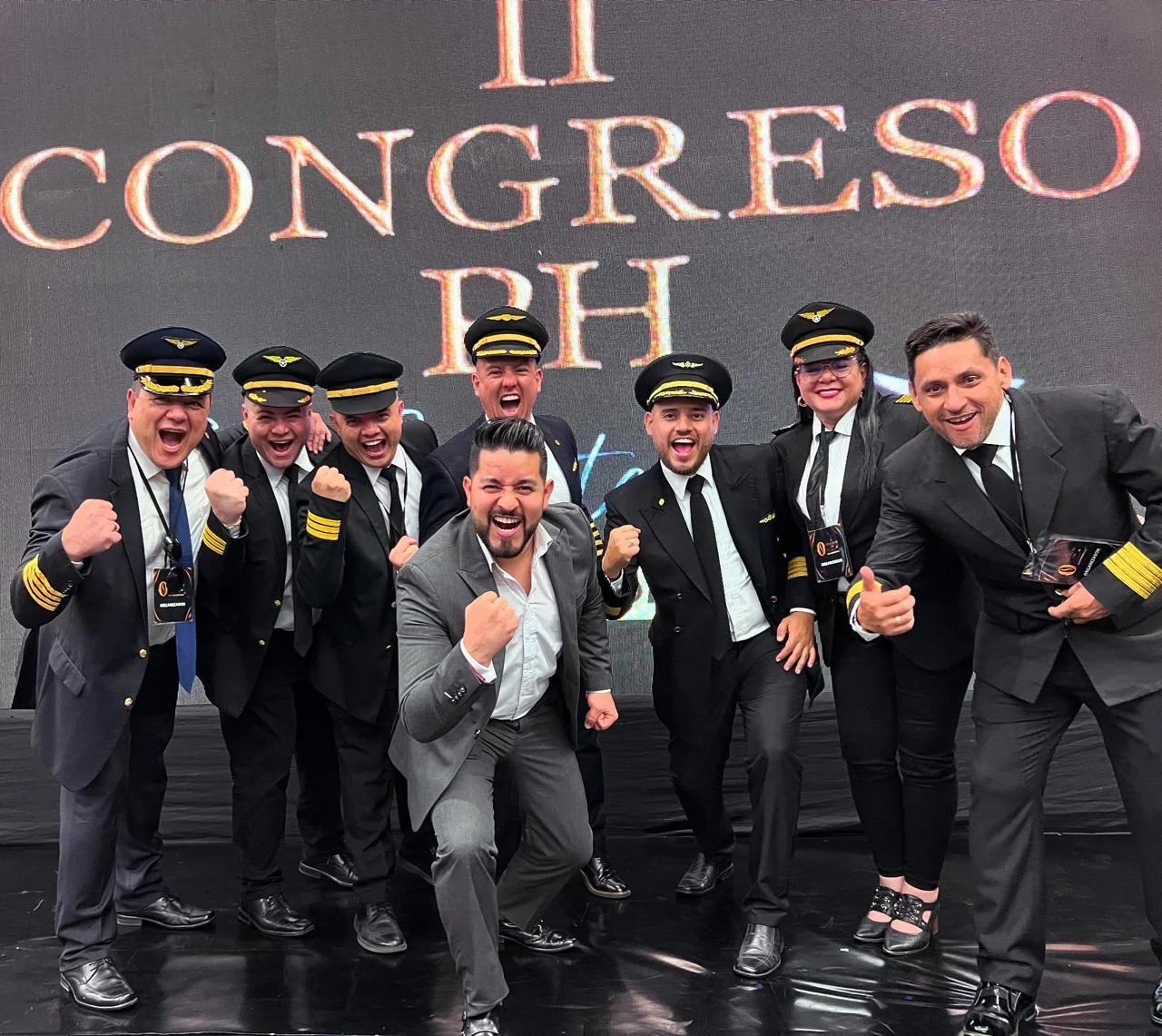 Sebastián junto a un equipo en un congreso de propiedad horizontal