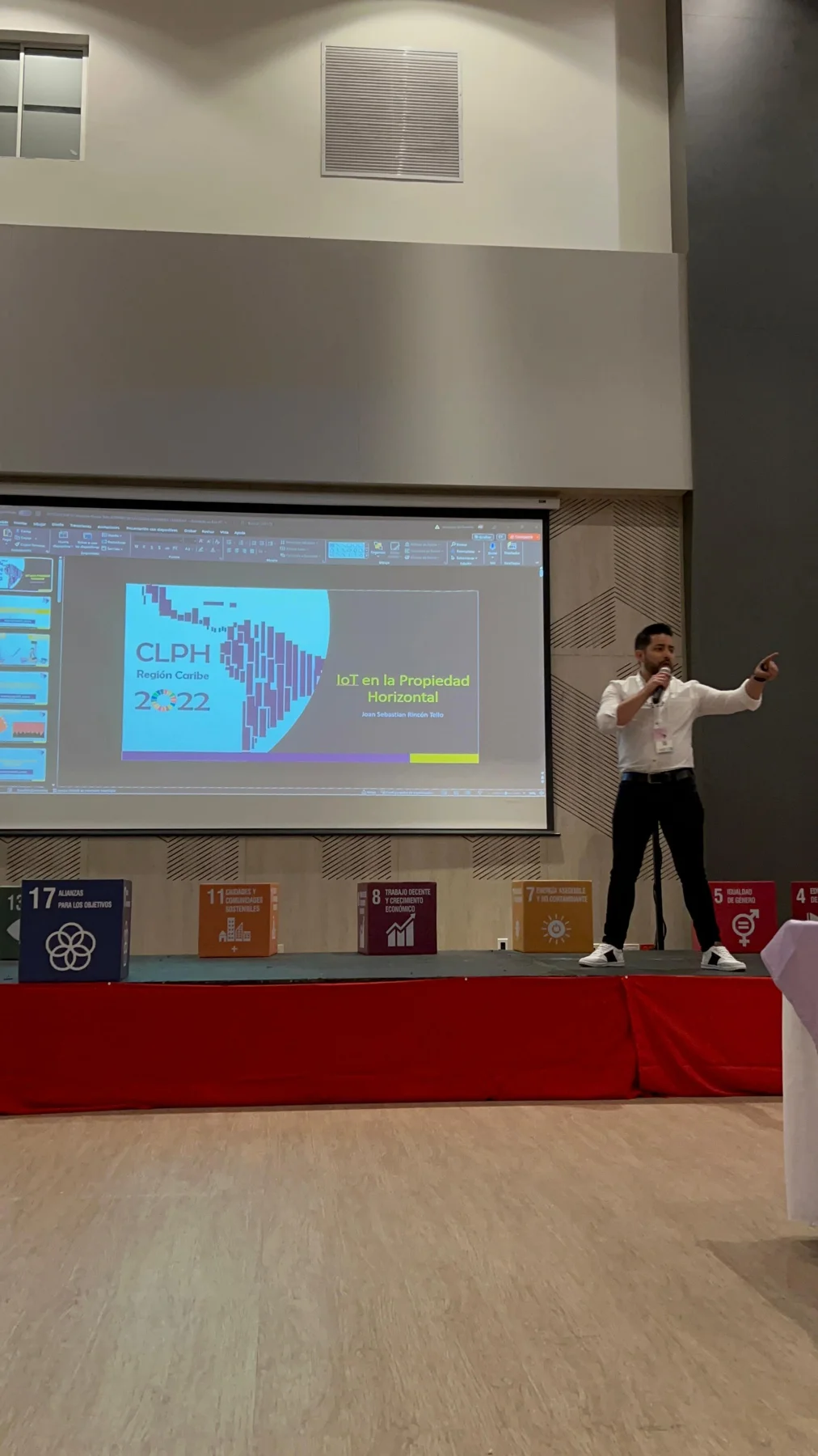 Sebastián compartiendo ideas sobre un escenario