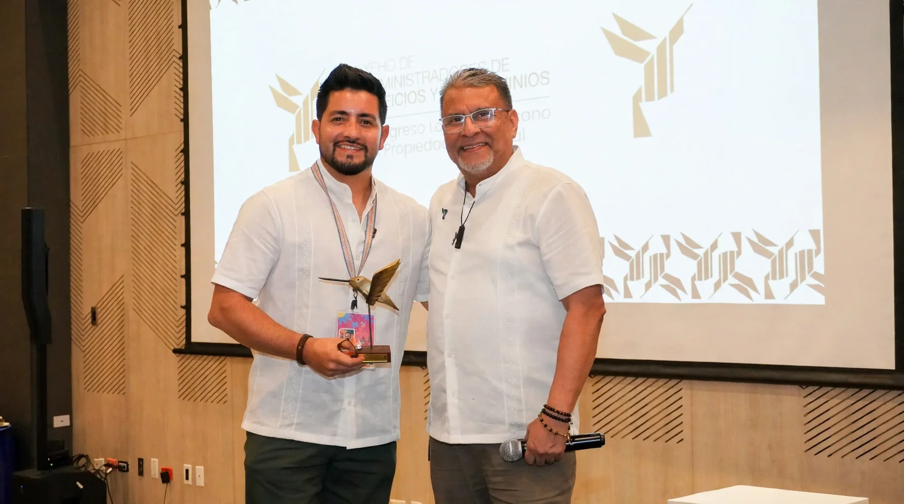 Sebastián recibiendo un reconocimiento en un encuentro profesional